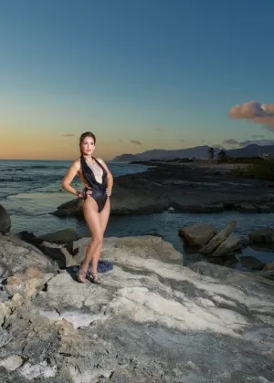 Тощая молоденькая Дела показывает свою голую киску поверх кабеля