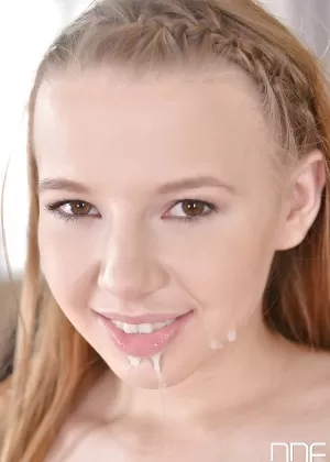 18-летняя евро-подросток Оливия Грейс ласкает лысую киску пожилым мужчиной