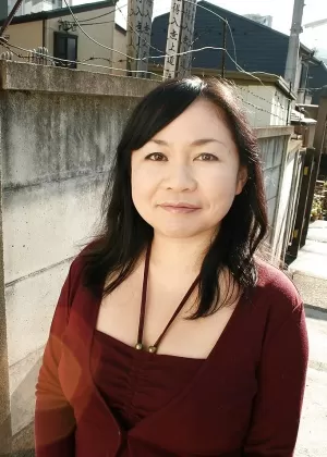 Зрелая азиатка Эмико Окадзима дает головку и получает жесткий трах