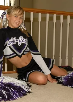 Сладкая молоденькая София мелькает хлопчатобумажными трусиками, прежде чем снять форму болельщицы