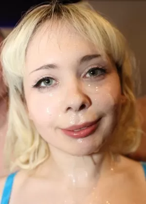 Блондинки встают на колени, участвуя в вечеринке буккаке