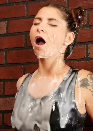 Похотливая молодая красотка делится большим членом со своим зрелым другом и получает буккакинг