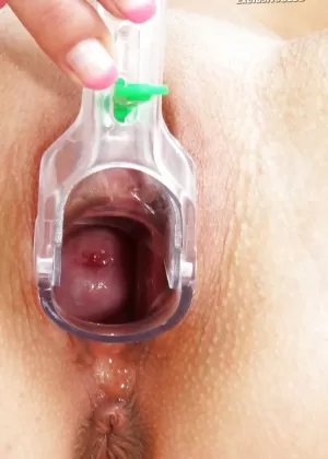 Возбужденная зрелая медсестра в униформе и белых чулках играет со своими игрушками