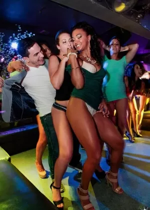 Отчим срывает вечеринку по случаю дня рождения подростка и получает горячий групповой секс над ними