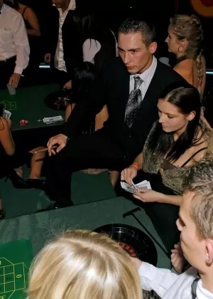 Похотливые цыпочки раздают наличные, трахая мужчин-стриптизерш в клубе