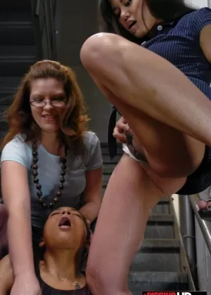 Брюнетка Азиатка Алия Лав делает массаж Синди Старфолл