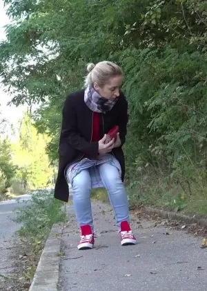 Любительская модель Лори Андерсон щеголяет длинными волосами, обнажая свое загорелое тело