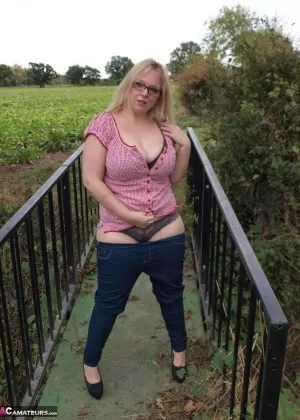 Любительская толстушки Синди Бюст обнажает свои большие сиськи и пизду на загородном мосту