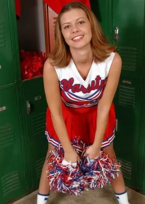 Молодая болельщица Николь Рэй высасывает сперму из огромного члена