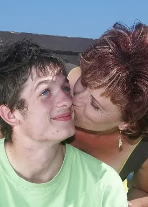 Великолепная пума с большими сиськами Мануэлла обожает дрочить сиськи