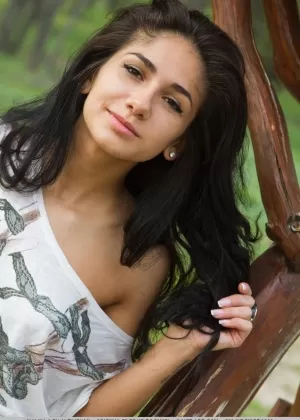 Русская молоденькая Малина А показывает свою тугую попку и киску на скамейке на открытом воздухе