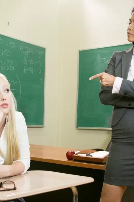 Азиатская учительница Дана Весполи превращает белокурую школьницу Саманту Роун в лесбиянку