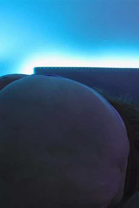 SSBBW Золотая бомба дрочит свою массивную задницу на кровати