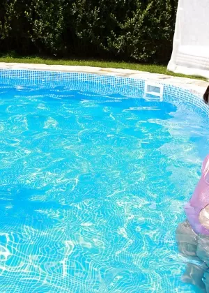 Блондинка-любительница Ханна снимает бикини, чтобы почувствовать воду на своем обнаженном теле