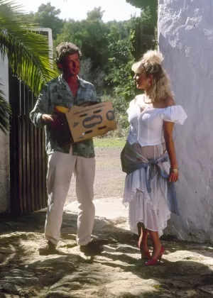 Миниатюрная девушка получает сперму на лицо после двойного траха в лесу