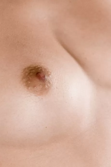 Молодая девушка-одиночка демонстрирует свою натуральную киску в дебютной позе о 4