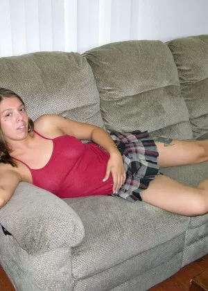 Первый таймер погружает пальцы в ее лысую киску во время действия крупным планом