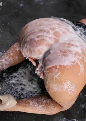 Одетая девушка стягивает с себя джинсы, обливаясь спермой проститутки