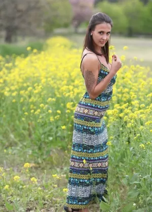 Худенькая девушка-подросток Зена снимает короткое платье, чтобы показать свою симпатичную европейскую попку