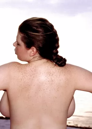 Пухленькая порнозвезда Дезире демонстрирует массивные отвисшие сиськи на открытом воздухе на пляже