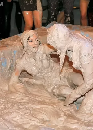 Развратные полностью одетые европейские девушки увлекаются грязной борьбой в грязи