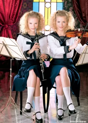 Подростки-близнецы Джудит и Жужа ждут эякуляции с открытым ртом после 3-х уроков с учителем