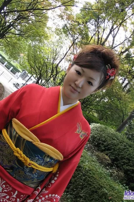 Распутная Эйми снимает кимоно, чтобы принять душ перед ночной прогулкой за выпивкой и сексом