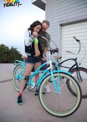 Подтянутая девушка-подросток заканчивает тем, что бегает топлесс по улицам города по своей прихоти