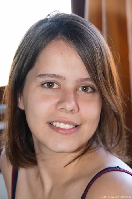 Любительская девушка Акито показывает розовое внутри своей натуральной киски на своей кровати