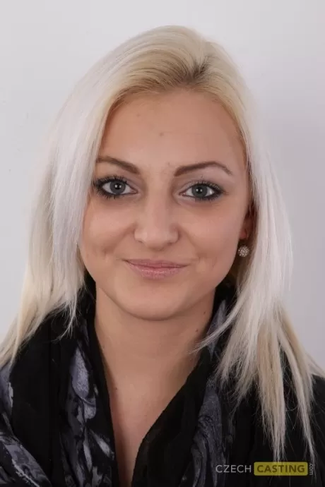 Блондинка-любительница Сарка стоит одетая, а затем полностью обнаженная во время сольного действа