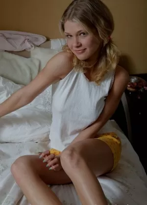 Противная британская бабуля показывает свое тугое тело в сексуальном нижнем белье