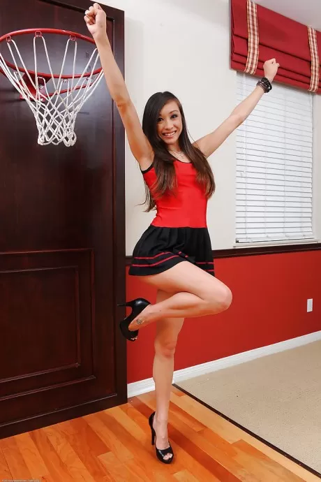 Худенькая азиатка любительница Ариал Роуз наслаждается дрочкой тугой киски