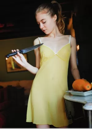 Худенькая молоденькая Кимберли Кейс снимает нижнее белье и обалденную шляпку, чтобы показать свою пизду