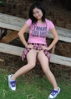 Молоденькая азиатка Чие задирает юбку, чтобы показать свою задницу и пизду на столе для пикника