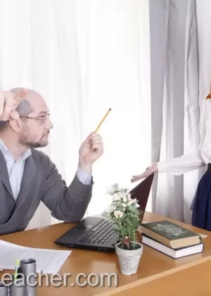 Стройная девушка с длинными черными волосами Вероника А раздевается для обнаженных поз на стуле