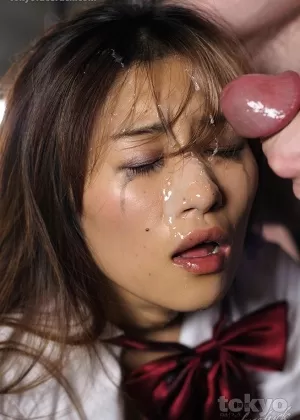 Красивая блондинка Эми Рид слизывает сперму со своих губ после полового акта