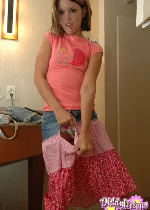 Симпатичный подросток Diddylicious разрезает свою юбку, чтобы показать свои милые трусики