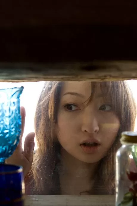 Красивая японская девушка Майко Казано обнажает свои великолепные сиськи