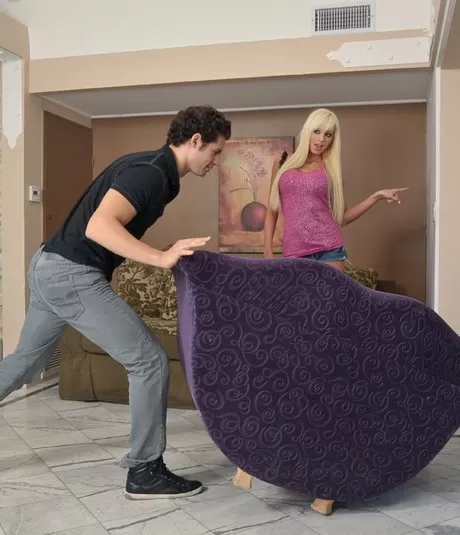 Длинноногая блондинка Рикки Сикс трахается с другом своего мужчины после того, как он передвига 2