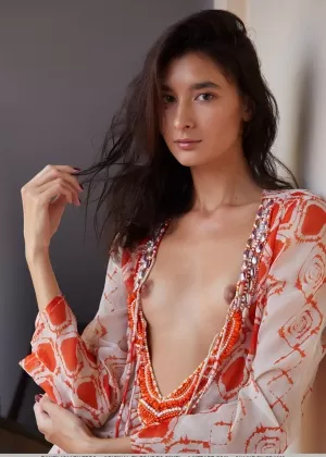 Сольная модель Бэмби Джоли работает без платья, чтобы позировать полностью обнаженной