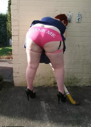 Толстая блондинка любительница Лекси Каммингс обнажает свои сиськи и пизду в парке