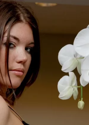 Молодая любительница Diddylicious моделирует ансамбль бюстгальтера и трусиков