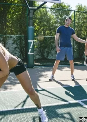 Дымящаяся горячая лисица-подросток получает, как ее подруга вылизывает и играет со своей щелочкой