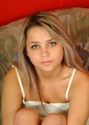 Доверенная любительская молодая красотка Мила медленно раздвигает свою замечательную киску