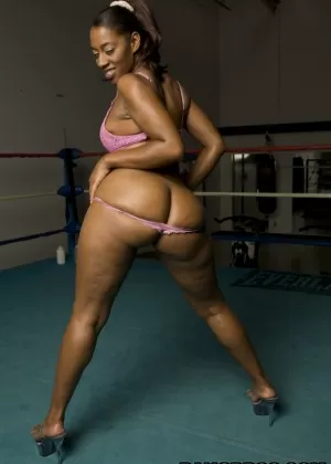 Черная милфа обнажает свою великолепную попу на боксерском ринге