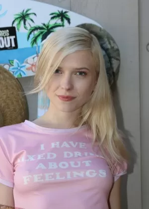 Худенькая блондинка Джослин Свитс впервые раздвигает свои половые губки