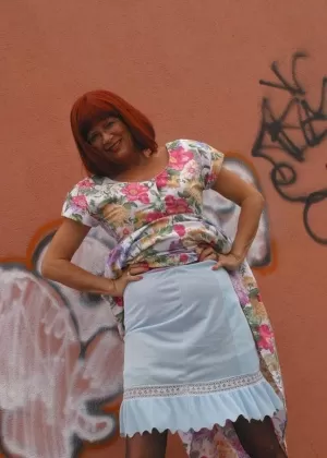 Горячая рыжеволосая молоденькая Петра сбрасывает шорты и позирует голой в гольфах до колен