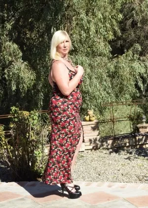 Блондинка-любительница Ди Сирен демонстрирует свое пышное декольте во время не обнаженного действия