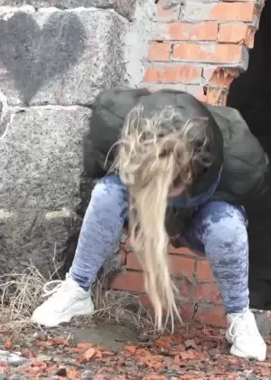 Белая девушка стягивает джинсы, чтобы позаимствовать крайне необходимую мочу на заснеженной земле