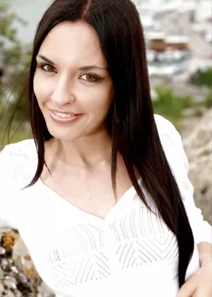 Девушка по соседству Меган вытаскивает свои сиськи, сидя на камне в озере